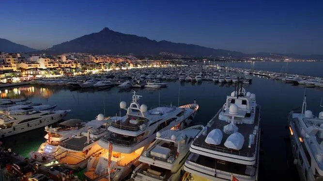 Apartamento En Aloha Con Golf Y Piscina En Marbella Puerto Banus Apartment